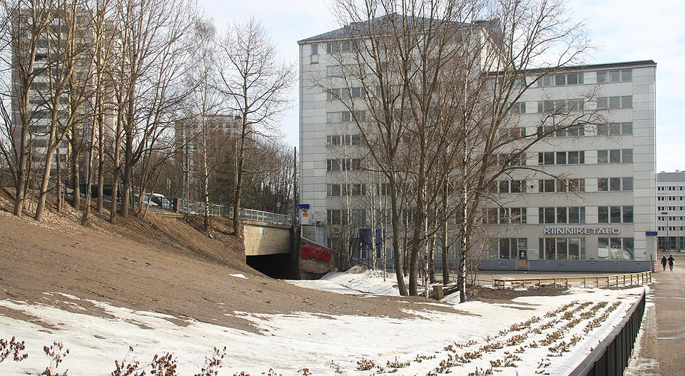 Jedním z netypických turistických cílů v Helsinkách pro nás byla návštěva zrušeného tunelu na vlečce do přístavu. Hledání nebylo jednoduché, protože koleje jsou dávno pryč. Chvíli jsme to už chtěli vzdát, ale pak jsme ho našli.