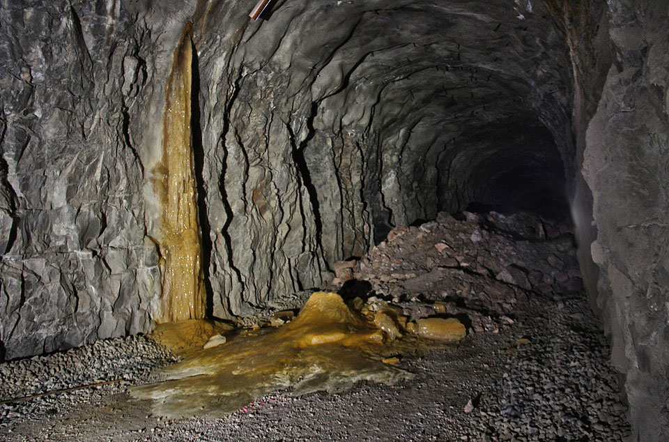 …nebo třeba do žluta zbarvenými oxidy železa. Chvílemi vypadá led spíš jako vosk kanoucí ze svíčky. V třeskutém mrazu je i na omak docela suchý.