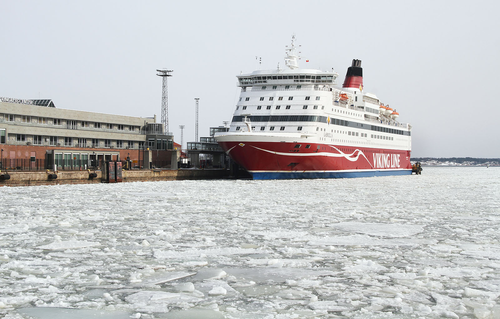Odpoledne jsme se opět rozdělili. Drobek se šla projet tramvají (protože tam bylo teplo), já s ¥em jsme vyrazili na souostroví Suomenlinna kousek od městského pobřeží. Jezdí tam přívoz zahrnutý do MHD (pro držitele celodenní jízdenky zdarma) a z příjemně vyhřáté paluby lze sledovat obří trajekty z Tallinu a Petrohradu, prolamující si cestu ledovými krami.