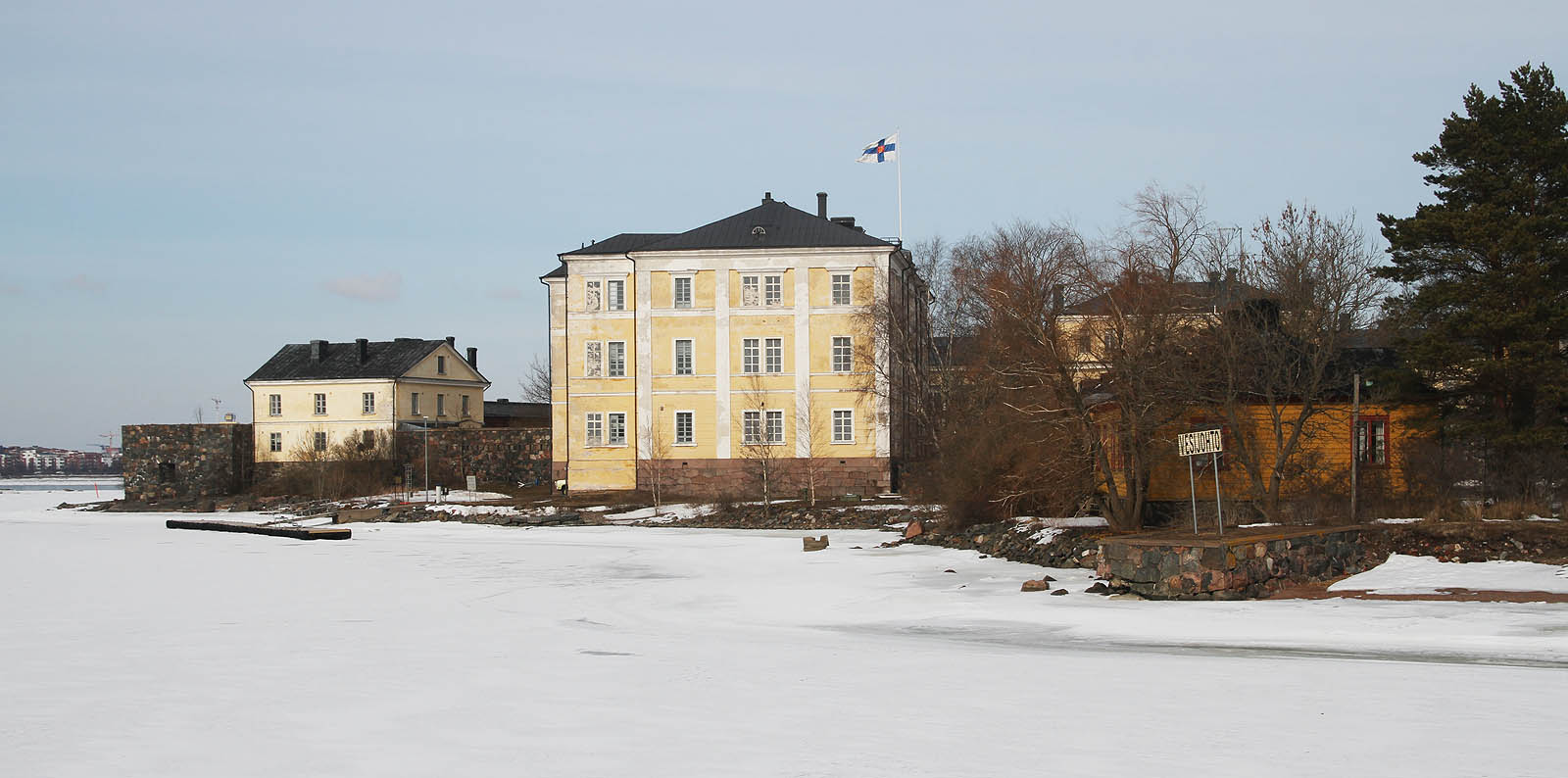 Na budově na souostroví Suomenlinna vlaje finská státní vlajka. Od národní vlajky se liší jednak červeným erbem se žlutým lvem, stojícím na šavli uprostřed modrého kříže, druhak tím, že ji smí využívat pouze vládní instituce a nikoliv občané.