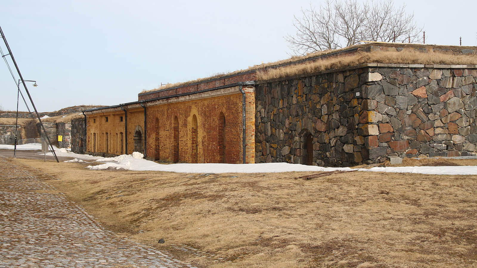 Místy pevnost připomíná české barokní opevnění, třeba z Terezína nebo Josefova.