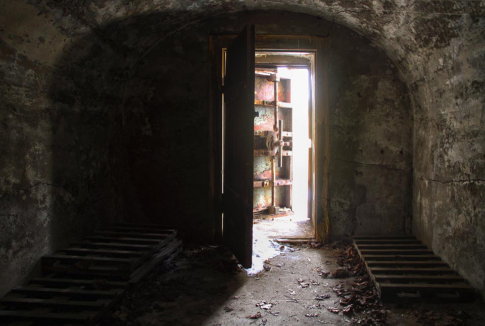 Trojice pancéřových vrat uzmožňuje přežít uvnitř i finskou zimu.