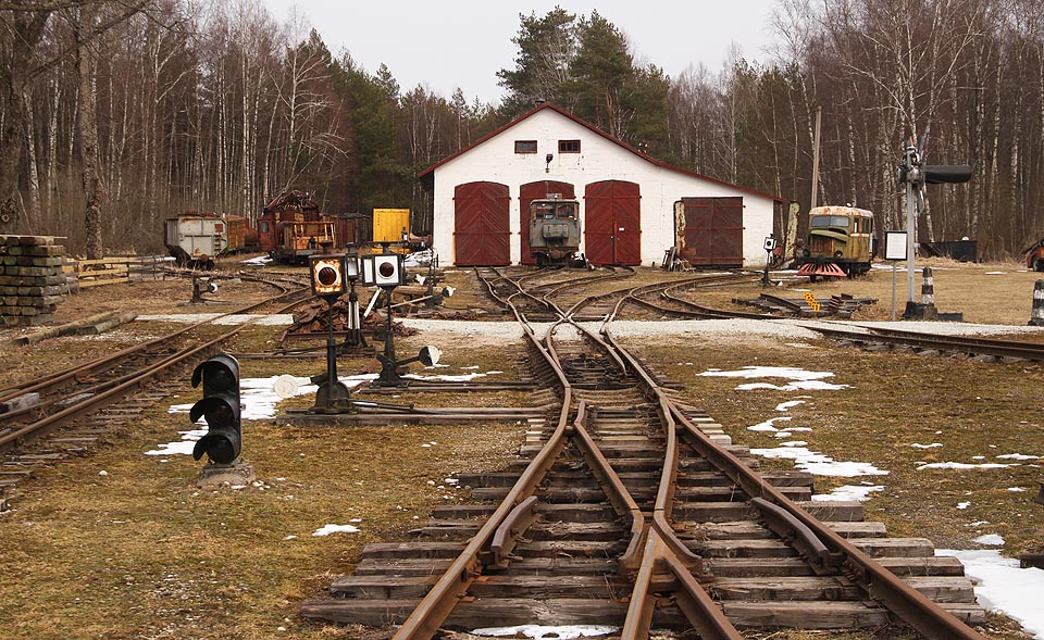 Uprostřed bažin tu nadšenci shromažďují na zbytcích sítě rašelinových drah v historickém depu nejrůznější vozidla o rozchodu (nejen) 750 mm. Včetně dvou československých lokomotiv - jedné parní a jedné dieselové (obě jsou ale na zimu zamčené v depu).