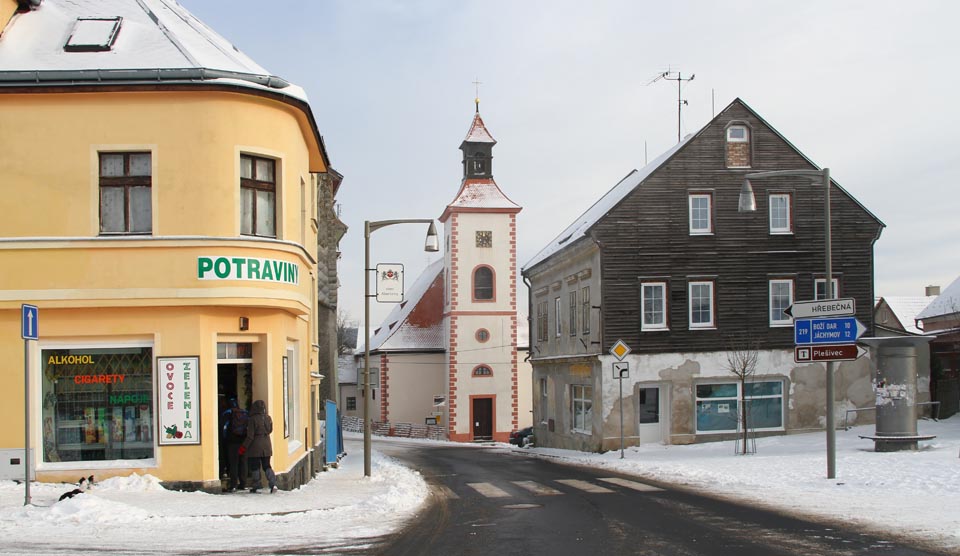 Hlavní náměstí v Abertamech a pohled na kostel 14 svatých pomocníků.