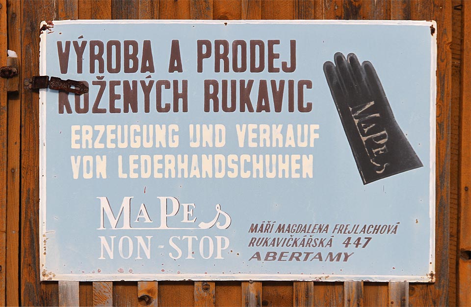 Výroba rukavic má v Abertamech několikasetletou tradici. V zimním větru na hřebeni přijdou vhod.