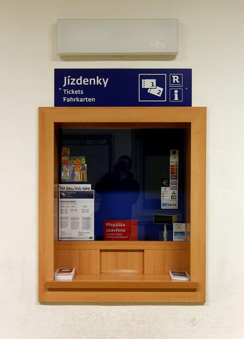 V roce 2015 proběhla oprava původního vestibulu na malou čekárnu pro cestující. Z někdejších tří pokladen zůstala v provozu jediná, opravená v modernějším stylu.