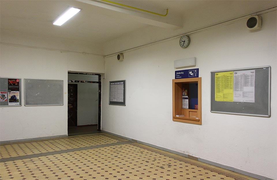 Za dveřmi z vestibulu se původně nacházela skutečná čekárna s lavicemi a obřími litinovými kamny. Při rekonstrukci v roce 1996 byla čekárna přezděna a cestující z vestibulu k nástupišti musí kráčet úzkou chodbou. Zbývající část SŽ pronajímá.