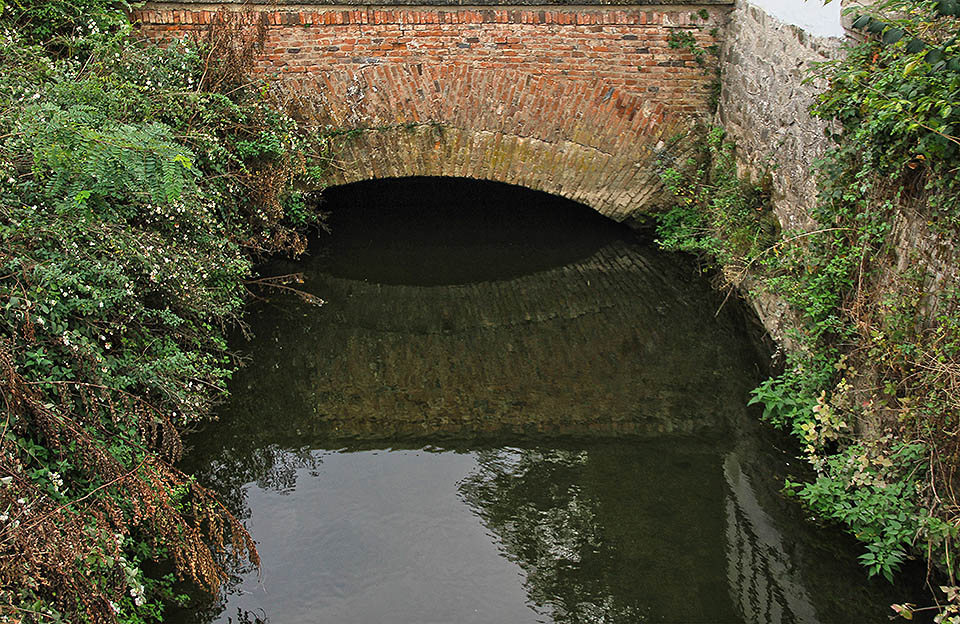 Voda pod mostem protéká mezi zdmi, je tajemná, nepřístupná a strašidelná.