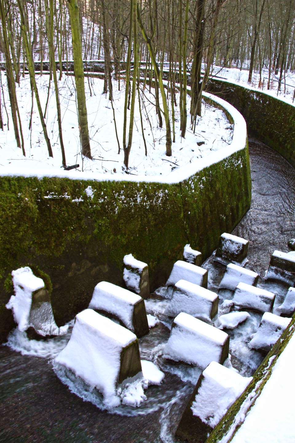 Masivní betonový retardér na počátku regulace Černického potoka.