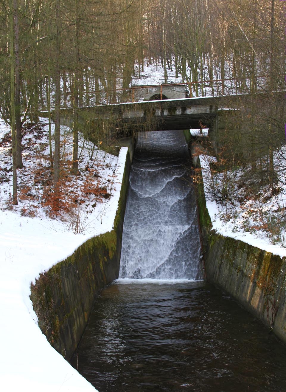 Závěrečný skluz pod ústím Albrechtické štoly - zde potoky opouští hory a umělým korytem spějí k <a href=/Tema/Horn%C3%AD%20Ji%C5%99et%C3%ADn>Hornímu Jiřetínu</a>.