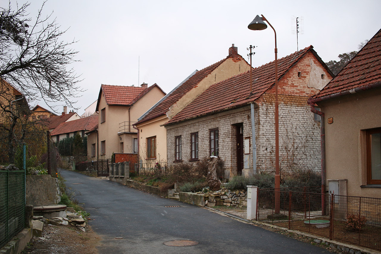 V roce 2020 neměly Babice pojmenované ulice, proto je složité popsat toto místo v bezejmenné uličce pod školou.