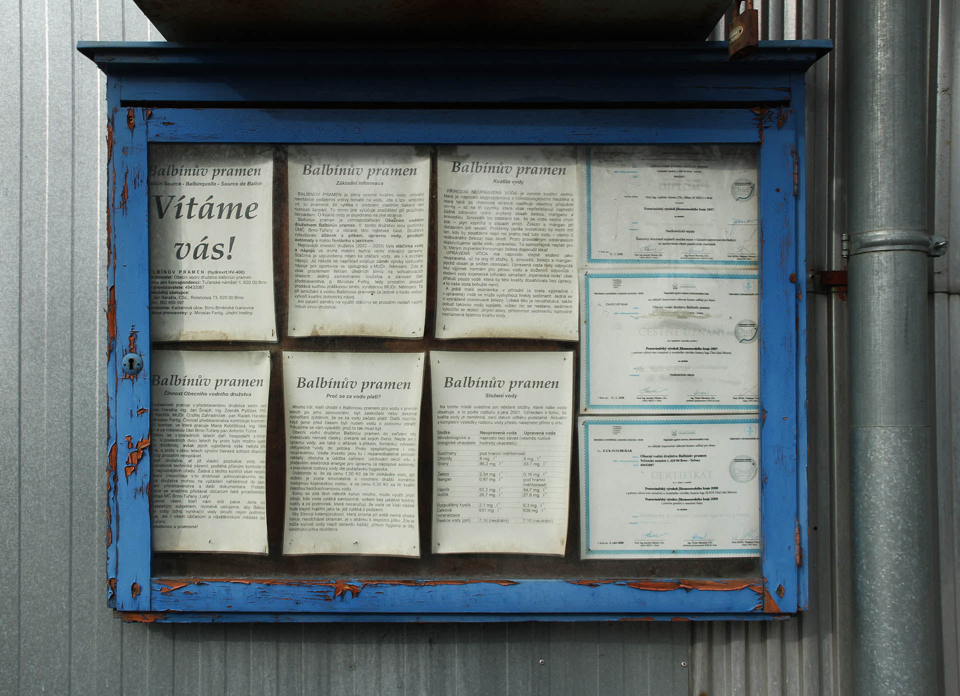 Obecní vodní družstvo Balbínův pramen neponechává nic náhodě a žíznivým zájemcům sděluje ve vývěsce vyčerpávající informace o svém prameni.