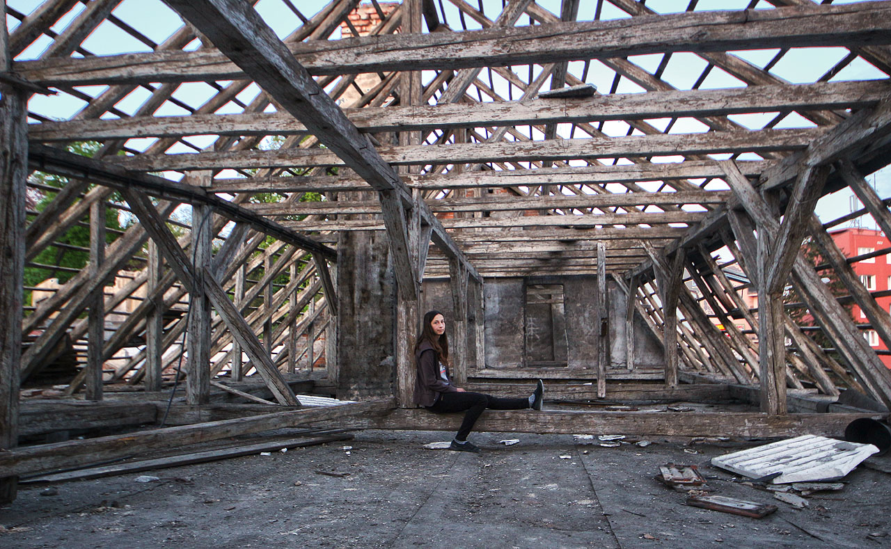 Ideální místo k odpočinku třeba pro odvážnou školačku, která tu zasněně prodlévá, opřena zády o dávnověký kozub.