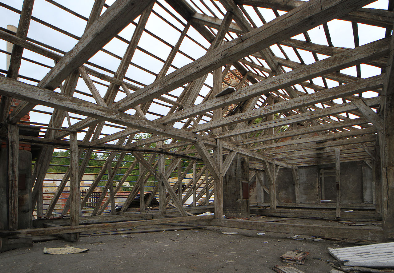 V zajetí barokních krokví si člověk může připadat jako v osiřelém trupu převrácené lodi.