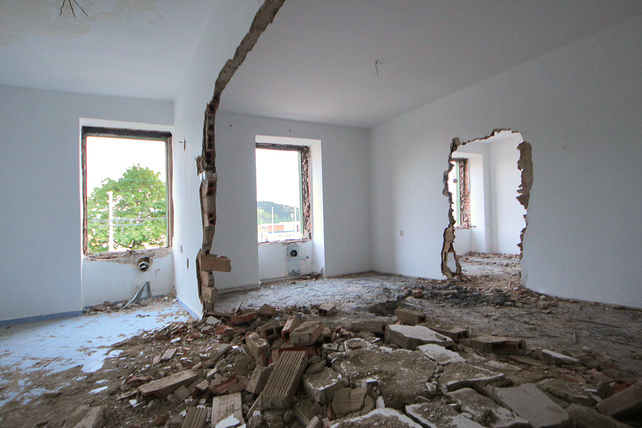 Za více než 244 let své existence prošel dům řadou úprav. Jediné, co nás na věci zařáží, je, že čím byly pozdější, tím byly méně kvalitní.