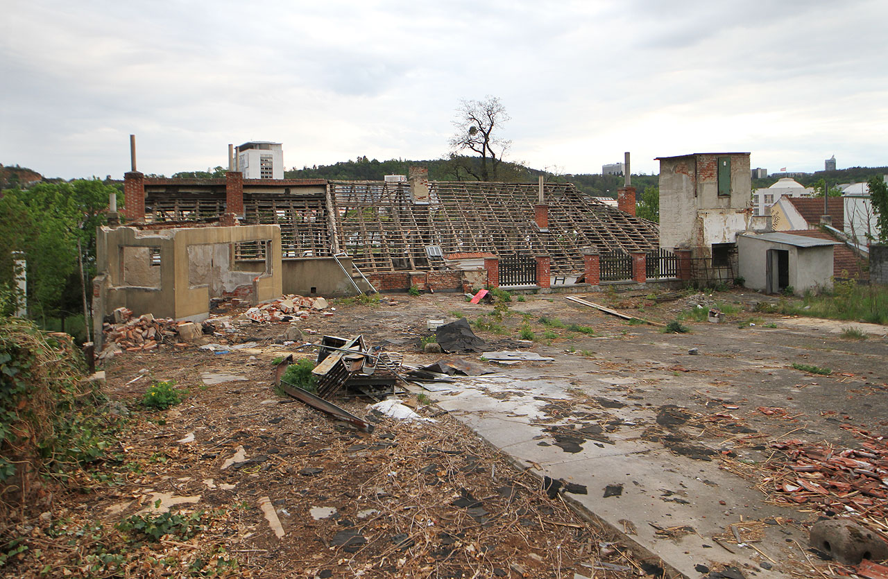 Zpevněná plocha za domem Hlinky č. 54 mimo jiné zajišťovala, že do <a href="/Tema/Sklepy za domem Hlinky 54">vinných sklepů</a> nebude prosakovat příliš mnoho vody z povrchu.