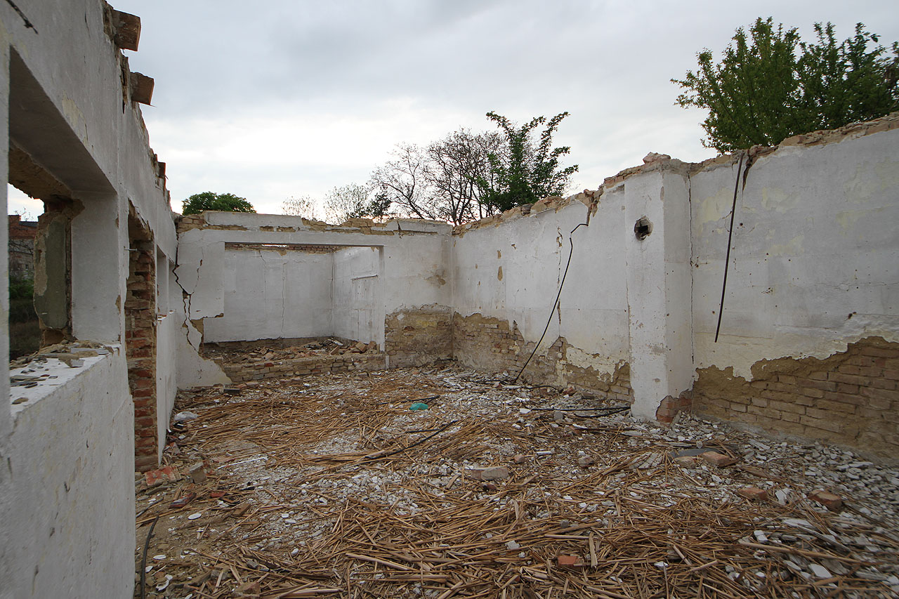 Těžko soudit, k čemu původně sloužila budova v zahradě. Mohlo jít o letní restauraci, skladiště vinařského nebo zahradnického nářadí nebo dokonce zahradníkův domek.