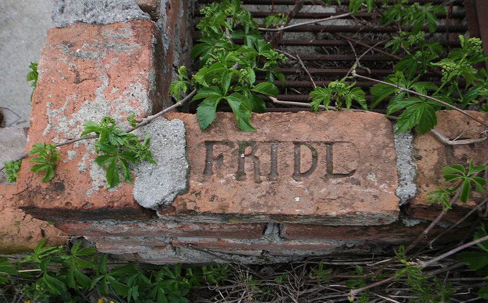 Krásná cihla pochází ze druhé čtvrtiny 19. století, z období kdy na nedaleké Údolní ulici vlastnil cihelnu podnikatel Jakob Fridl.