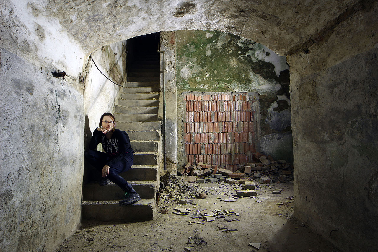Všichni samozřejmě tuší, že nejzajímavější částí domu jsou jeho sklepy. Není proto třeba otálet, zamiřme pod zem. Na spojovacích schodech ze zahrady už na nás čeká temné alter ego naší odvážné školačky.