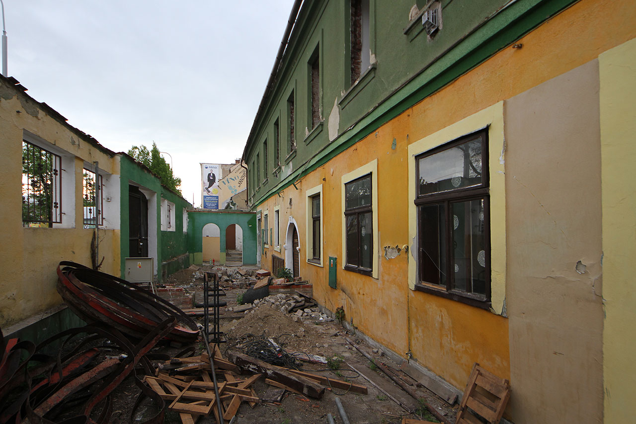 Přední dvorek domu se po narovnání ulice Hlinky a zvýšení nivelety chodníku a vozovky stal pouze uropeným zákoutím, díky kterému se okna kdysi prosluněného domu s výhledem na <a href="/Tema/Svratecký náhon">Svratecký náhon</a> ocitla poněkud ve stínu.
