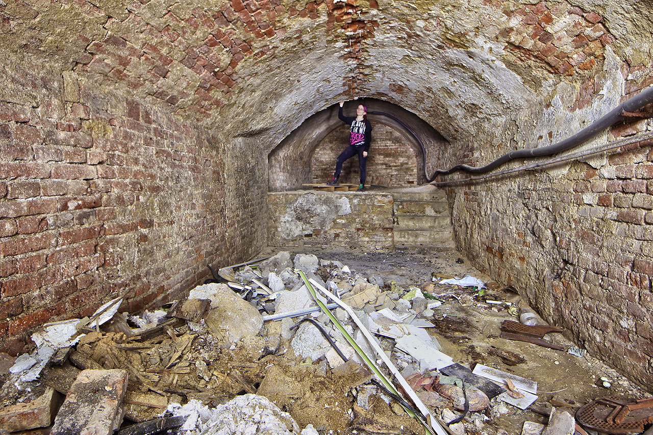 Nejprve navštívíme jeden menší provozní sklep umístěný podélně pod budovou.
