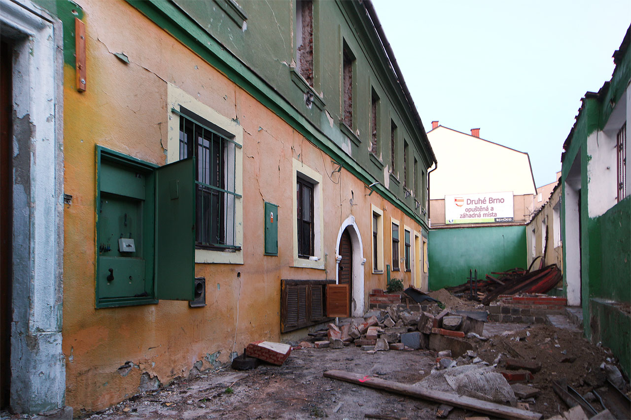 Posledních deset let dům posmutněle chřadnul. Jako by z něj bylo den ode dne víc a víc cítit, že čas se posunul a utíká stále rychleji. Nízká klenba vchodových dveří, zaprášená okna vedoucí do stísněného dvorku a blednoucí barvy rádobyjásavé fasády se staly oázou historie uprostřed dynamického Brna.