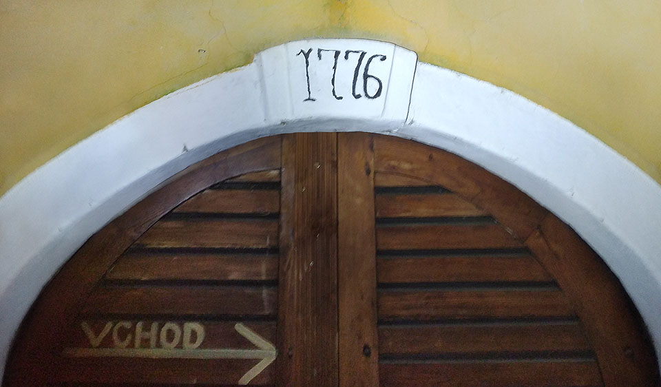 Rok 1776 je nejstarším dokladem o původu domu, který se autoru článku podařilo vypátrat. Přestože existují nánaky, že by dům mohl být i starší, na mapě z 60. let 80. století se v této lokalitě žádná stavba nevyskytuje a svahy Žlutého kopce pokrývají pouze vinice.