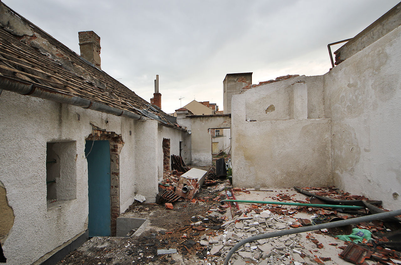 Prostory byly původně zřejmě využívány jako technické zázemí vinařství a vinárny umístěné v domě.