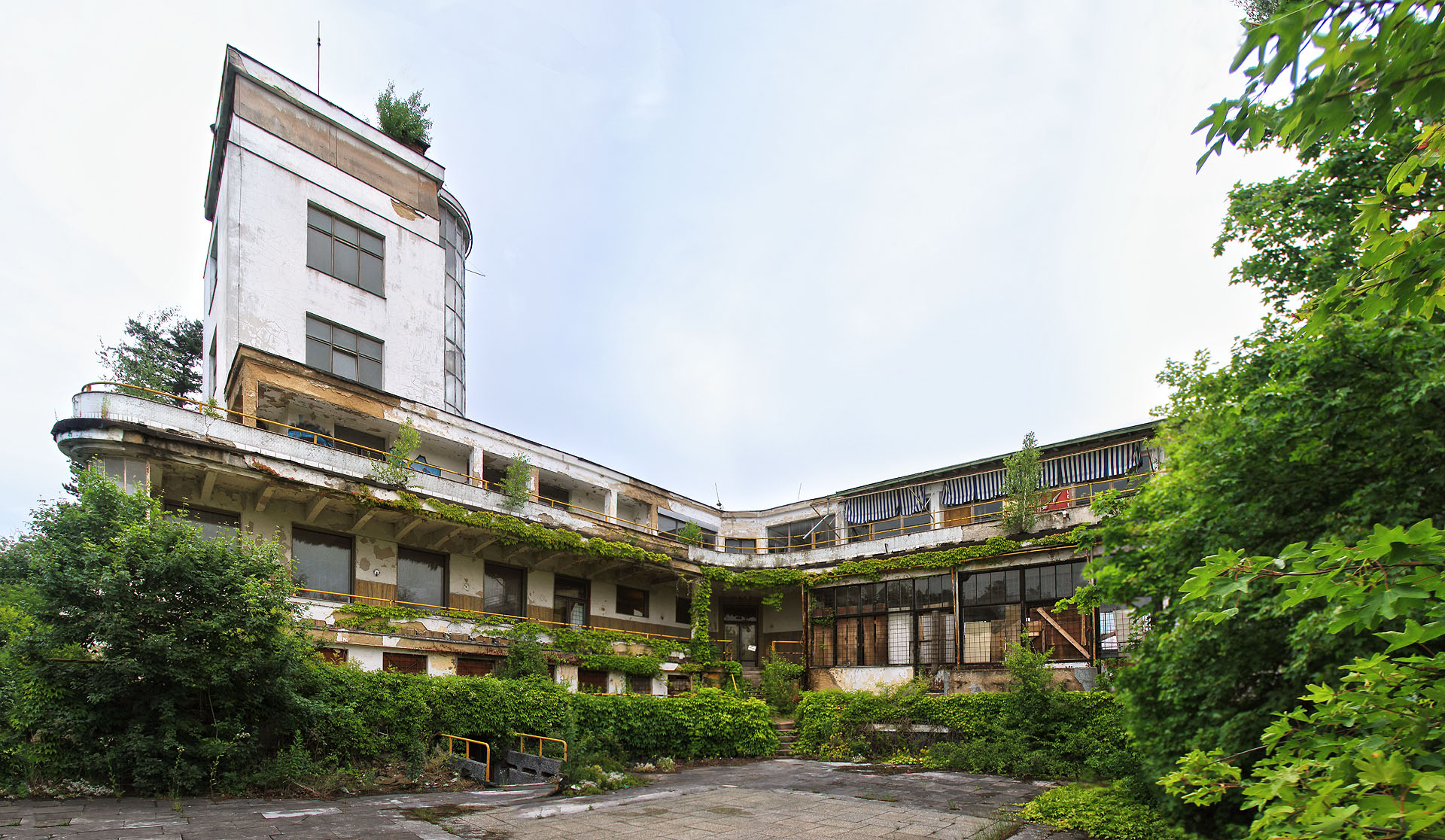 Pohled na opuštěnou zahradní restauraci na Barrandovských terasách v roce 2015.