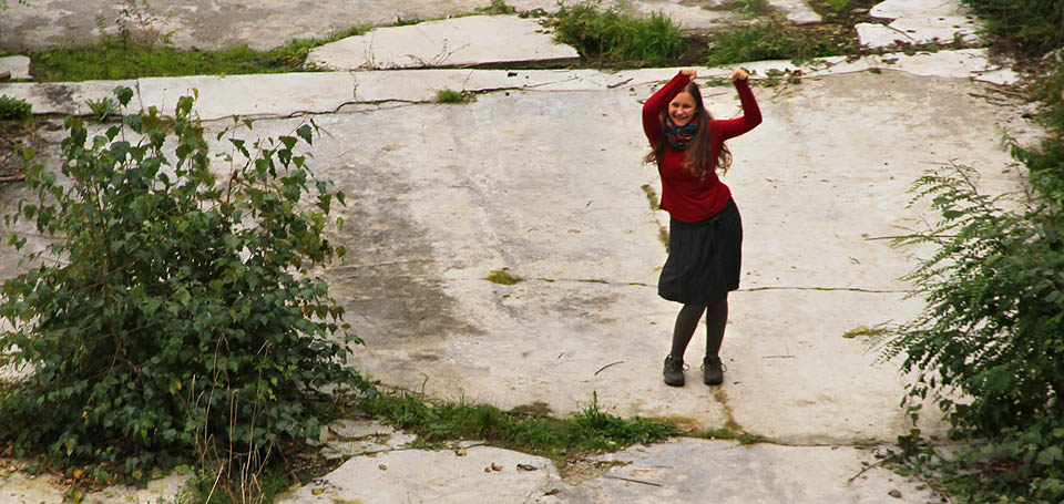 Tam, kde kdysi plynula ladná těla plavců, dnes tančí suchozemské akvabely.