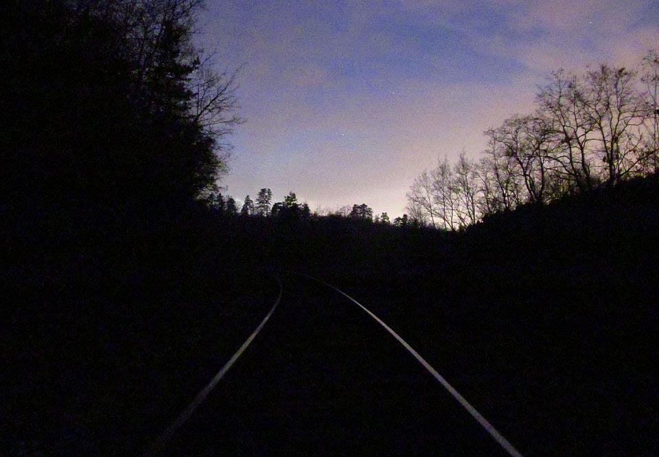 Většinu své trasy vlečka poměrně strmě stoupá.