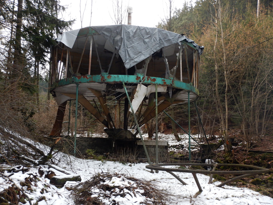Chata byla postavena strojařem Lvem Niklem v roce 1972.