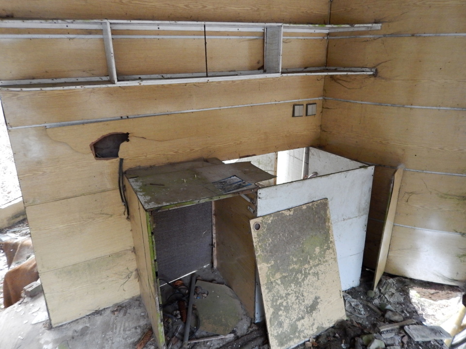 Kuchyňka, ze které toho už taky moc nezbylo.