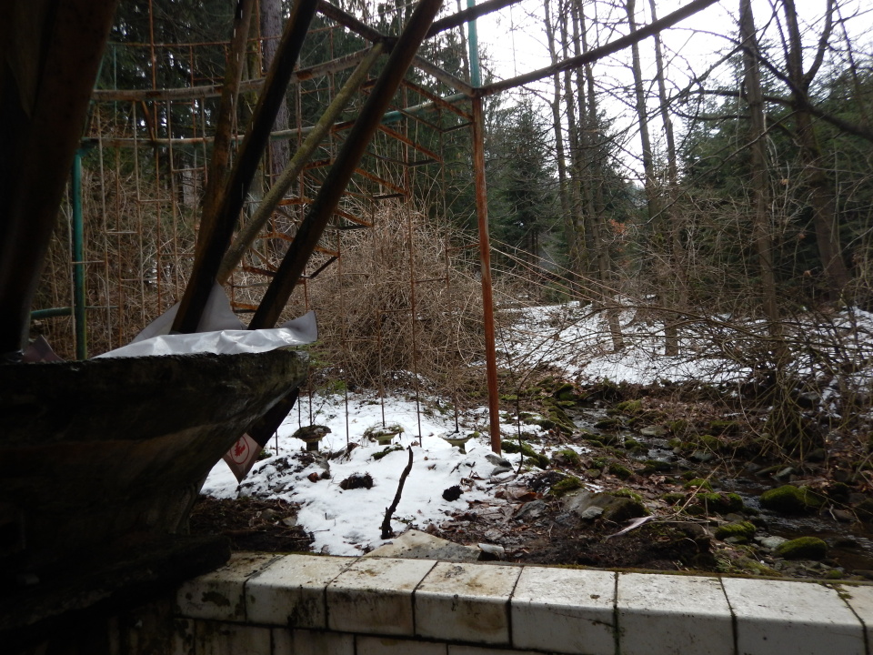 Přízemí stavby pravděpodobně v létě sloužilo jako altán s venkovním krbem a terasou.