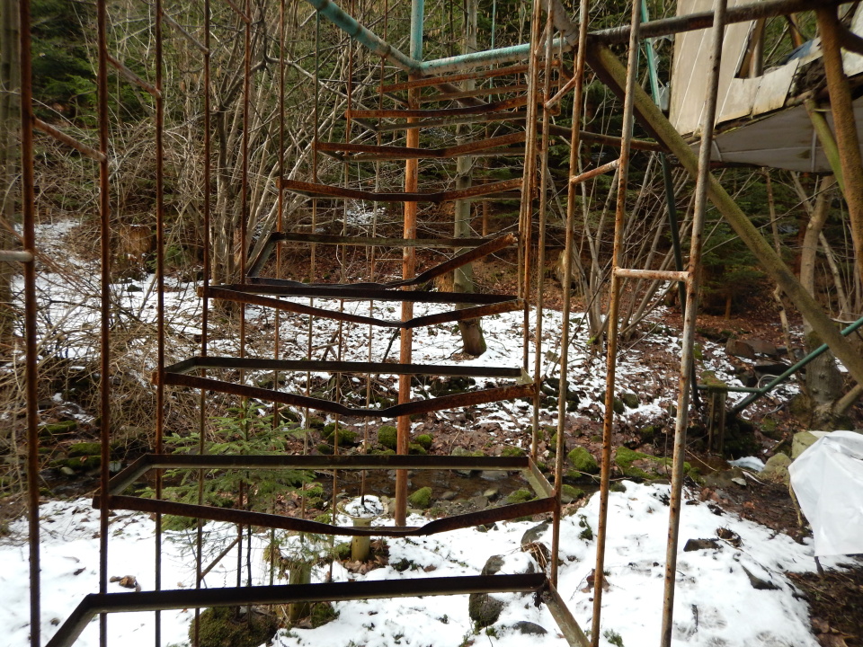 Stavba byla částečně rozebrána sběrači kovů, děti poškodily skleněné výplně, kovovou konstrukci napadla koroze a interiér ničí vlhkost.