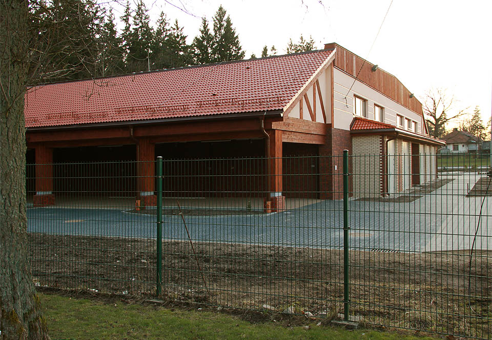 Moderní budova depa z roku 2015 v areálu nadlesnictví. Vpravo je vidět 5 kolejí vcházejících vraty do budovy.