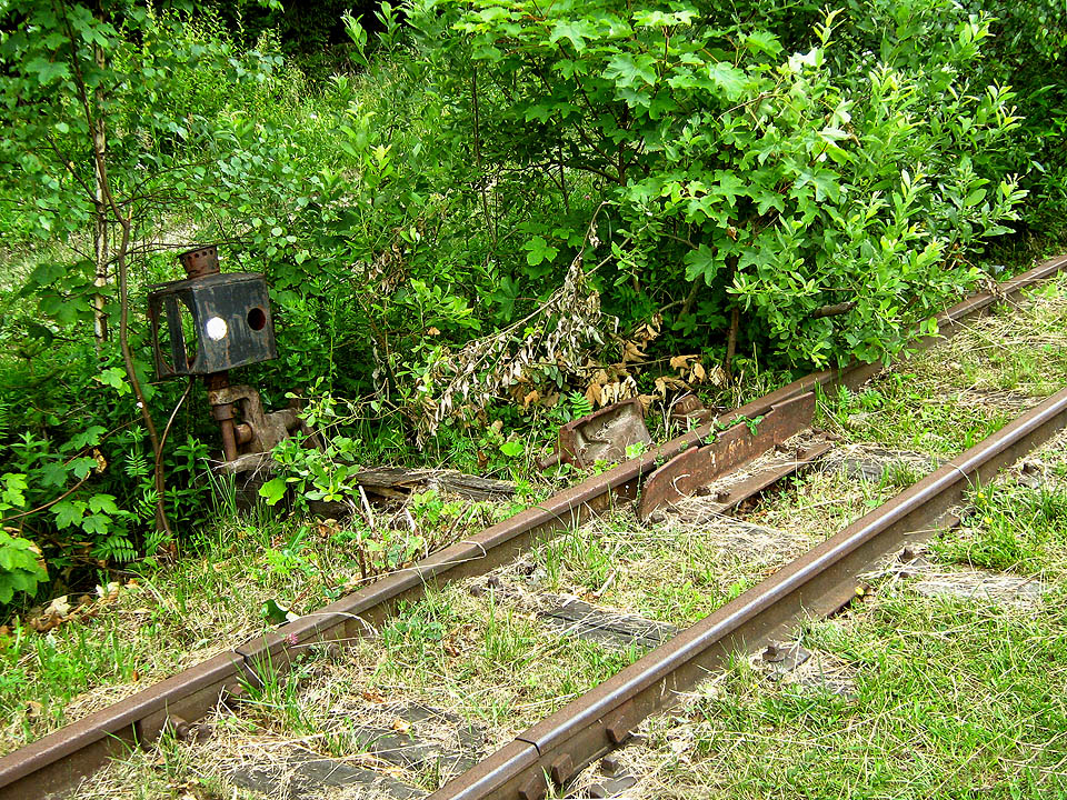 Rozbitá výkolejka ve stanici Balnica upomíná na dávné časy slávy a hustého provozu nákladních vlaků se dřevem, kdy zajišťovala, aby se nakládané vozy nerozjely dolů do údolí bez lokomotivy.