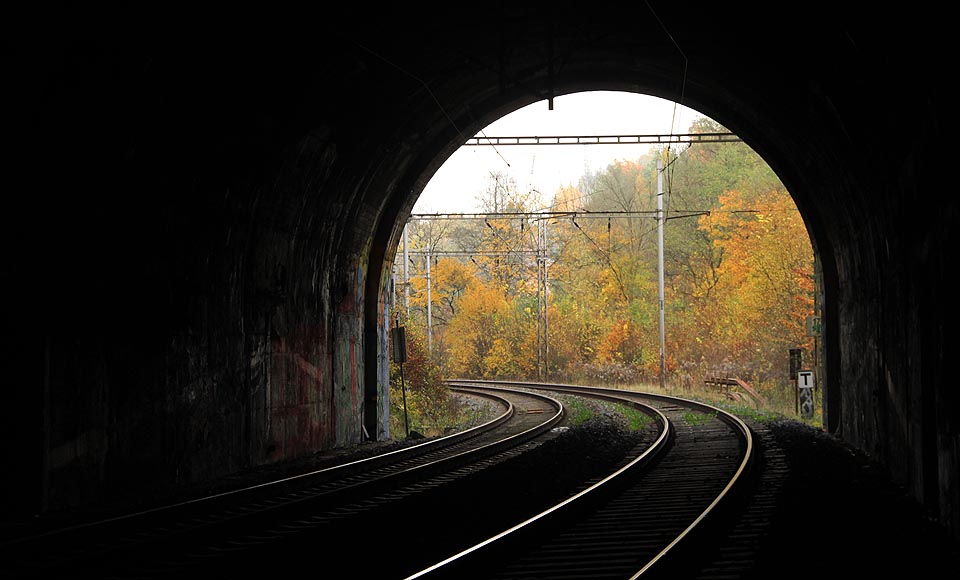 Pohled skrze severní portál Blanenského tunelu č. 9 směrem k huti Klamovce, za kterou nsáleduje <a href=/Tema/Blansko%20(%C5%BEst)>stanice Blansko</a>.