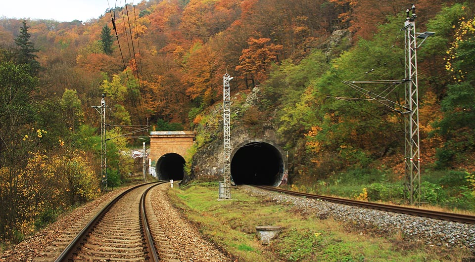 Pro nový tunel, který se ani nepokoušel soupeřit v okázalosti s původní stavbou, byl vylámán prostor v původně stísněném místě nad řekou <a href=/Tema/Svitava>Svitavou</a>.
