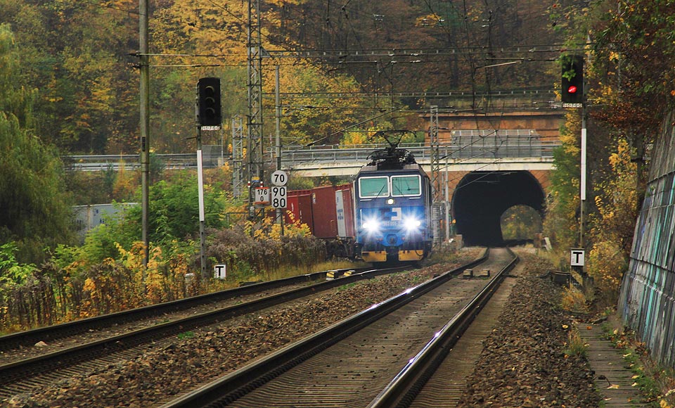 Kontejnerový vlak ČD Cargo vezoucí za soumraku skrze nový Novohradský tunel makedonské vozy z řeckého přístavu Πειραιάς do terminálu Metrans v <a href=/Tema/%C4%8Cesk%C3%A1%20T%C5%99ebov%C3%A1>České Třebové</a>. Kontejnerový vlak ČD Cargo vezoucí za soumraku skrze nový Novohradský tunel makedonské vozy z řeckého přístavu Πειραιάς do terminálu Metrans v <a href=/Tema/%C4%8Cesk%C3%A1%20T%C5%99ebov%C3%A1>České Třebové</a>.