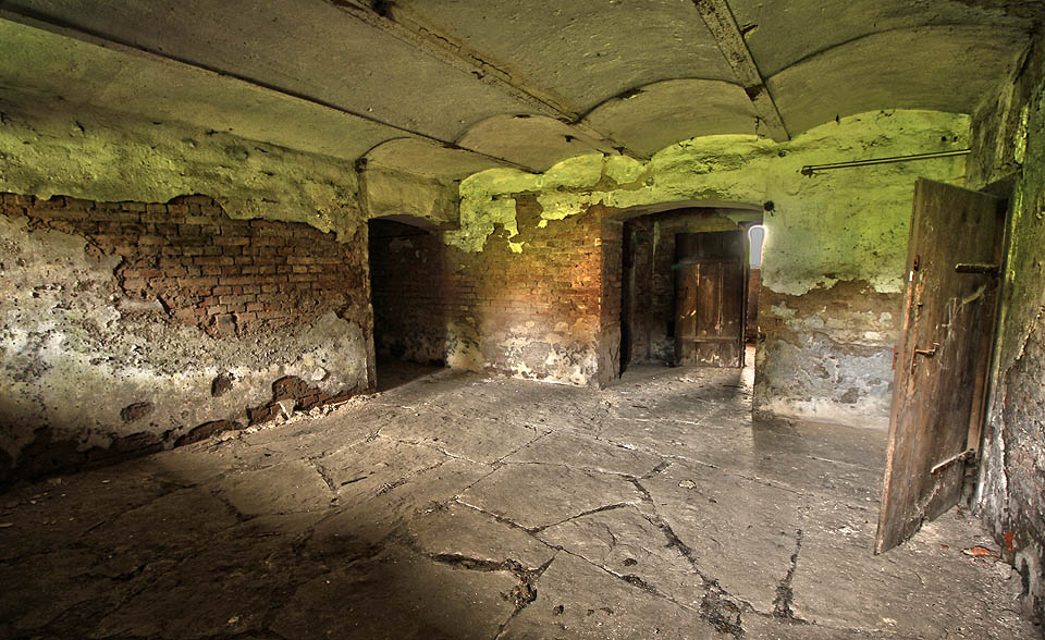 Sklepní místnosti jsou ve vile vydlážděny, jak jinak, než opukou.