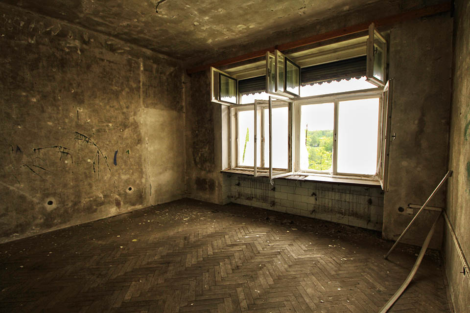 Radiátory zmizely z vily teprve nedávno. Původně byly elegantně vestavěné do dřevěného obložení pod římsou, což jistě značně zvyšovalo energetickou náročnost budovy.