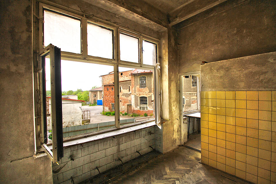 Kuchyně je orientována na jihozápad směrem do dvora bývalé tkalcovny. Majitel tak měl přehled nad svým podnikem.