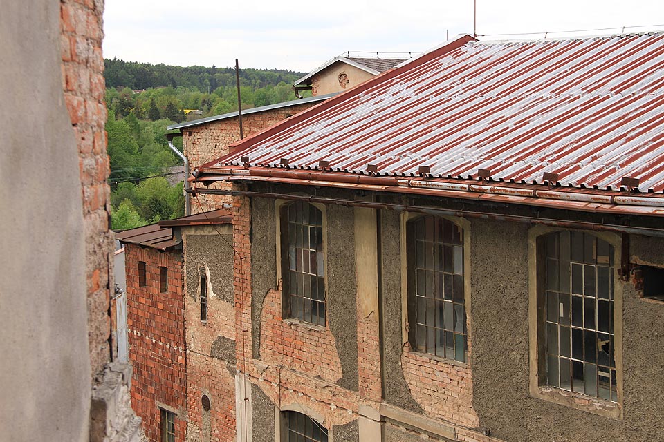 Továrna z roku 1894 je v lecčems stylově čistší než samotná vila. Industriální krása jí zůstala přes všechny režimy.