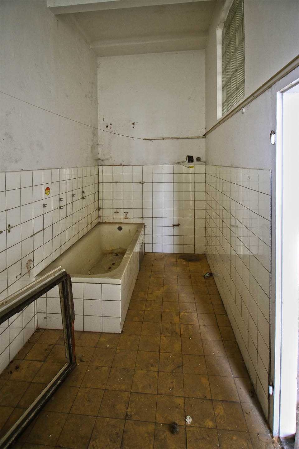 Koupelen je ve vile několik. Většinou nepůvodních a pravděpodobně vybudovaných v rámci přestavby části vily na ordinace.