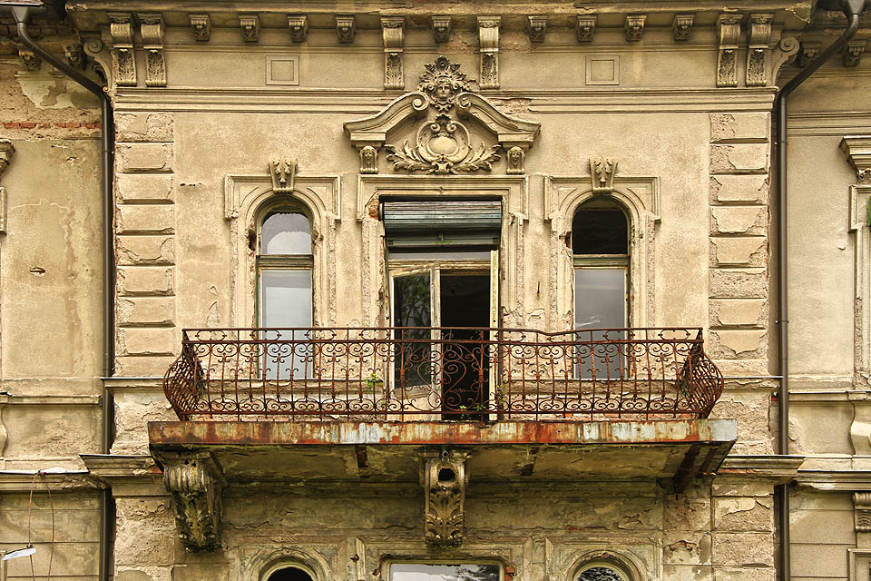 Balkon v průčelí se dopodud nezřítil, cyhbějícímu okrasnému nosníku v pravé části navzdory.