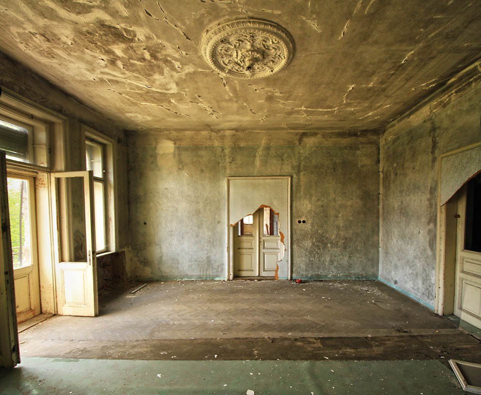 Po desetiletí provizorně uzavřené dveře z hlavního sálu s balkónem se po opuštění vily poněkud vyklubaly na povrch.