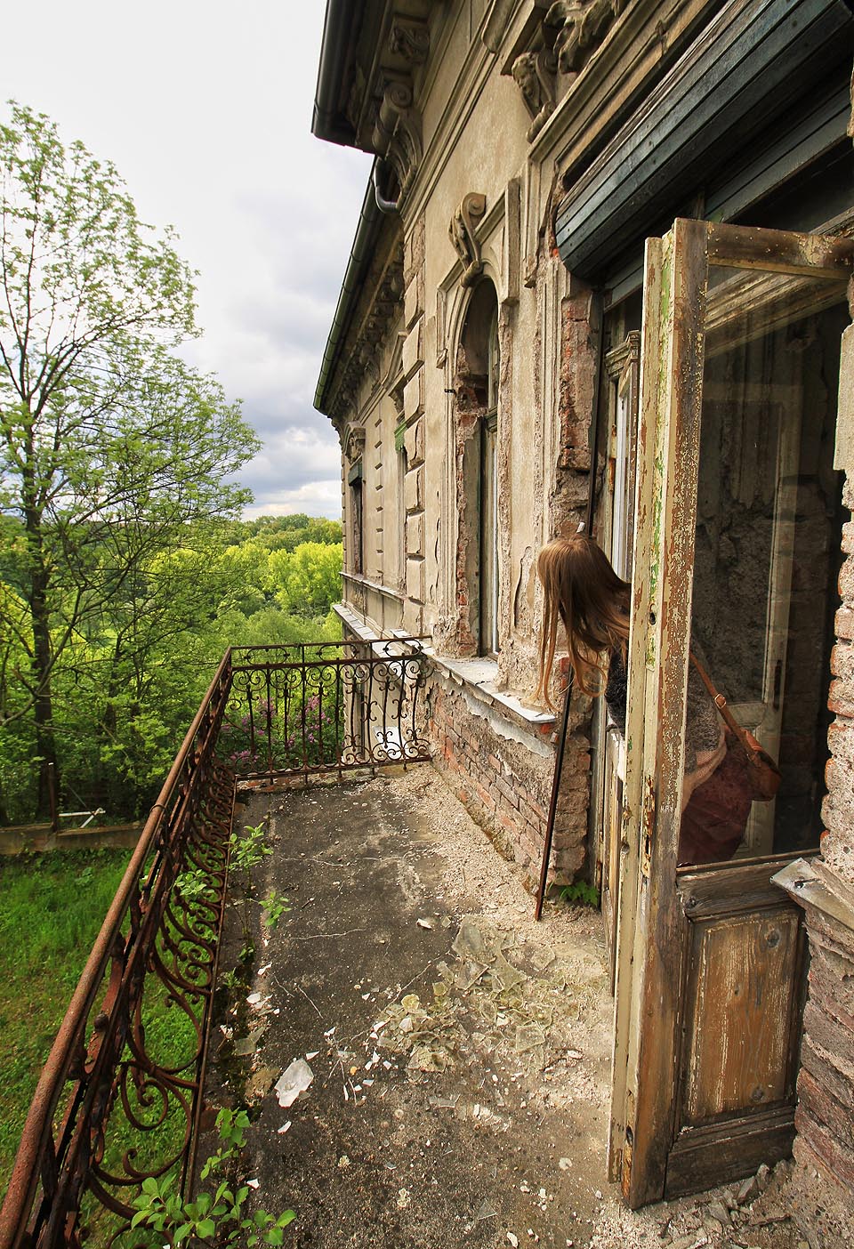 Je třeba nakouknout hlavně na balkon, nejhonosnější součást stavby.