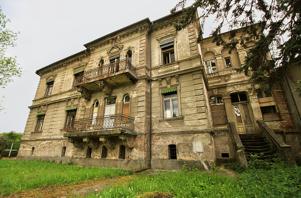 Celkový pohled na Bondyho vilu, jak ji vidí návštěvník před vstupem do budovy.