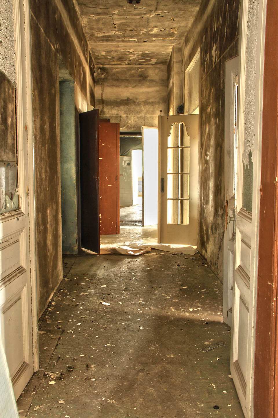 Vracíme se zpátky ke schodišti.